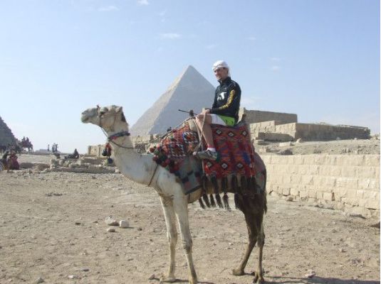 kaira-afrikas-viesmiliba-un-tikai-viena-ena-tuksnesi-reportaza-no-velo-ekspedicijas-gadas-pec-arabu-pavasara-16