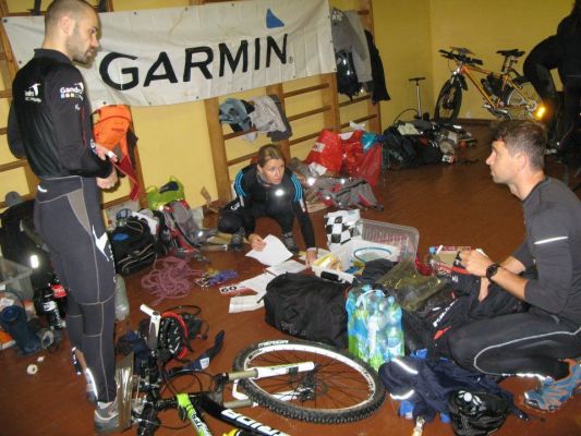 bike-adventure-raid-2012-sacensibas-noslegusas-ar-gandra-komandas-uzvaru