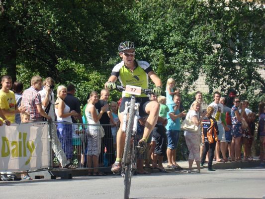 ieklustot-labako-desmitnieka-gandrs-merida-velo-komanda-aizvada-seb-mtb-maratona-4posmu-cesis