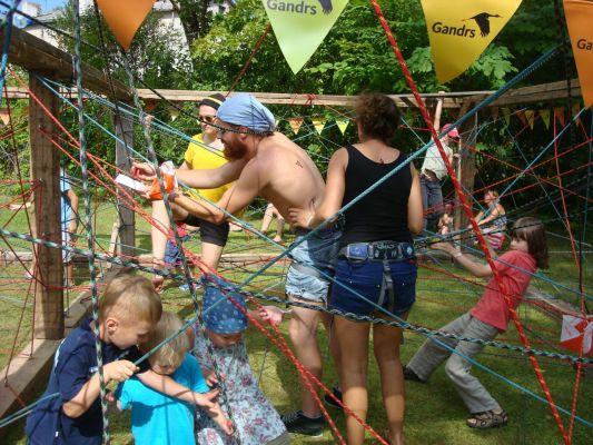 muzikas-festivals-laba-daba-aizvadits-spelejoties-un-virves-supojoties-3