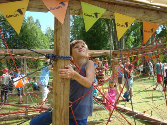 muzikas-festivals-laba-daba-aizvadits-spelejoties-un-virves-supojoties-4