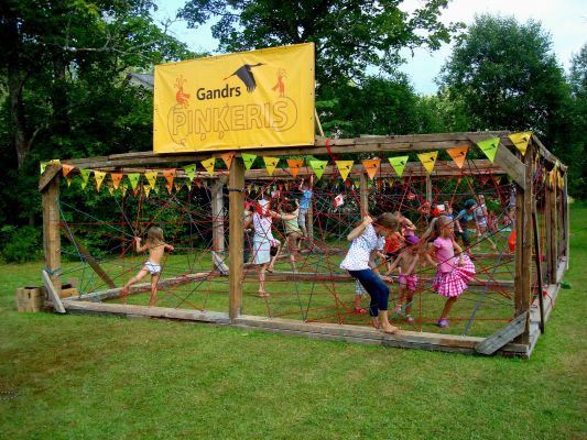 muzikas-festivals-laba-daba-aizvadits-spelejoties-un-virves-supojoties