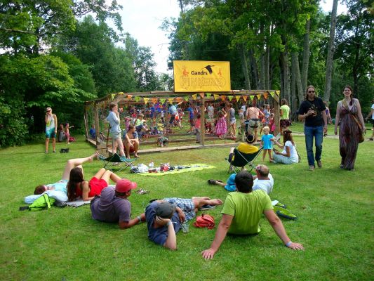 muzikas-festivals-laba-daba-aizvadits-spelejoties-un-virves-supojoties-6